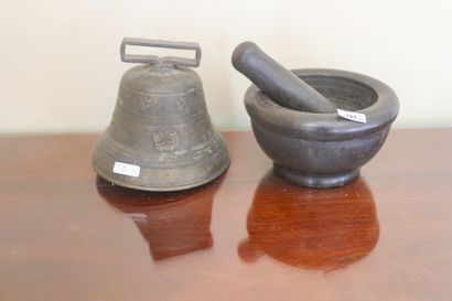 Cloche en bronze et mortier avec pilon en...