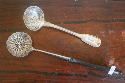 Deux cuillères à saupoudrer en argent.