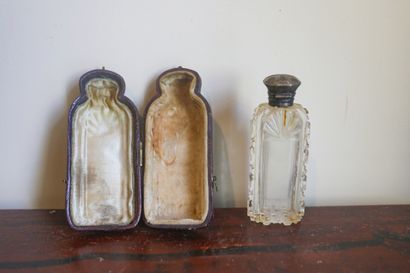 Petit flacon à parfum dans son étui, bouchon...