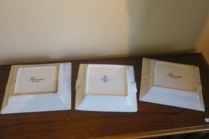 Trois vide-poches en porcelaine, décors polychromes...