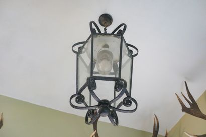 Importante lanterne en fer forgé, décor de...