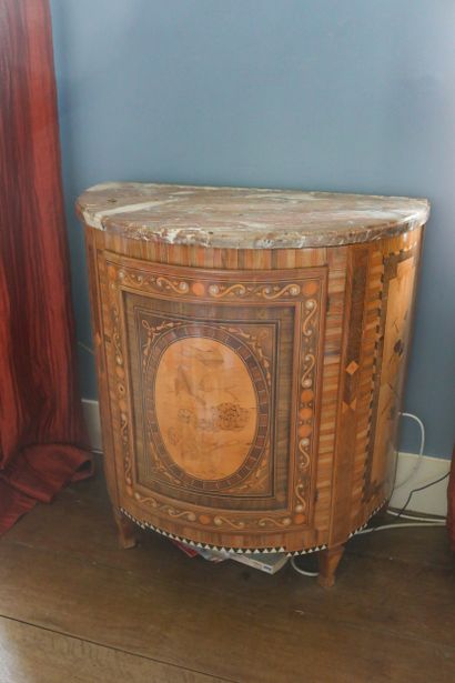 Commode demi-lune en bois marqueté à une...