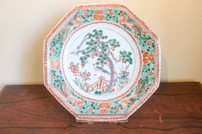 CHINE, famille verte, plat octogonal en porcelaine,...