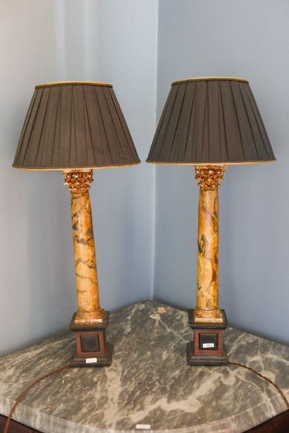 Paire de pieds de lampe en bois patiné faux...