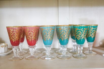 Partie de service de verres à vin sur pied,...