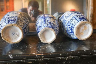 PAYS-BAS, DELFT, paire de potiches couvertes...