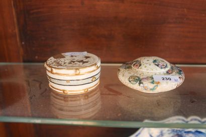JAPON, XIXème, deux boîtes à pilules en faïence...