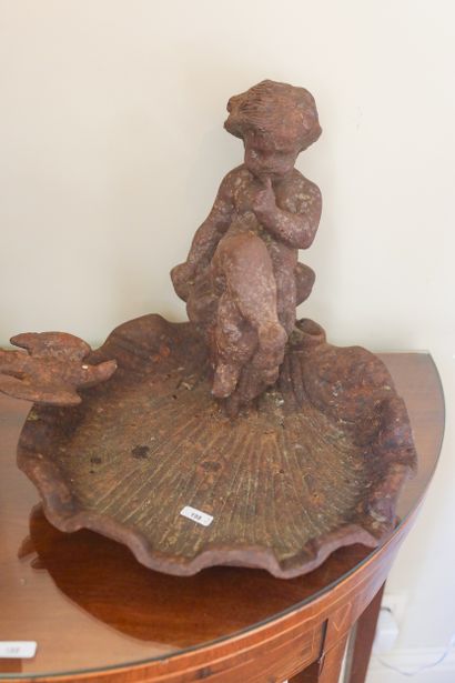 Vasque en fonte avec putto et oiseau, 30x32x32...