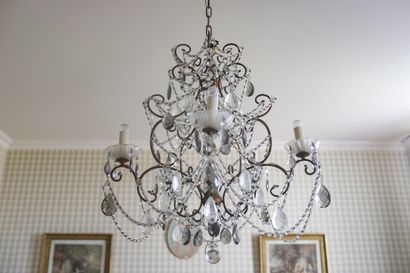 Lustre en fer forgé à pendeloques et perles,...