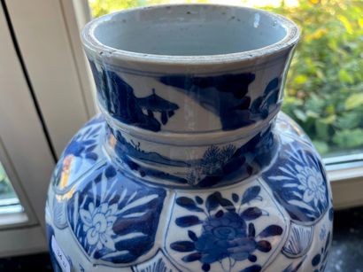 CHINE, paire de vases en porcelaine blanche,...