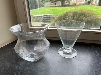 Deux vases en verre (diverses formes, al...
