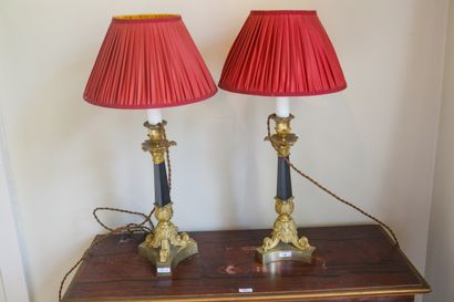 Paire de lampes en bronze doré, fût noir,...