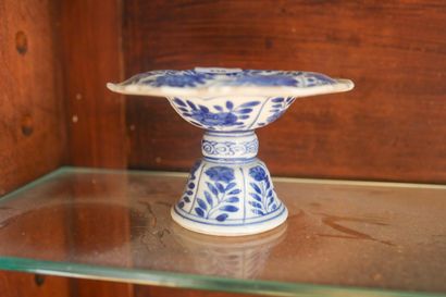 CHINE, coupelle sur pied en porcelaine blanche,...