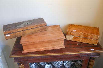 Lot de trois boîtes en bois (divers état...