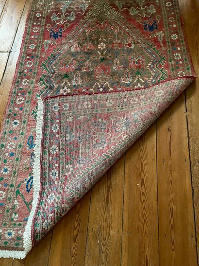 Tapis d'orient à décor polychrome géométrique...