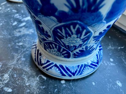 CHINE, paire de vases en porcelaine blanche,...