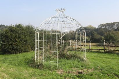 Petit pavillon de jardin : pergola en fer...