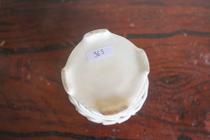 Jolie corbeille tressée et ajourée en faïence,...