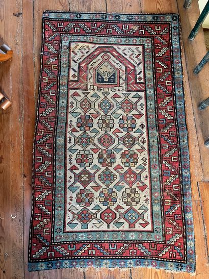 Tapis d'Orient, décor géométrique sur fond...