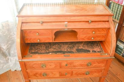 Bureau à cylindre central en bois marqueté...