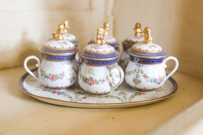 Ensemble de six crémiers sur plateau en porcelaine,...
