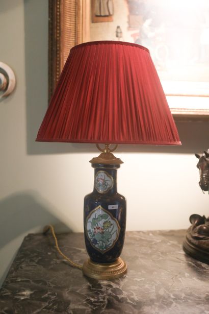 CHINE, vase en porcelaine monté en lampe,...
