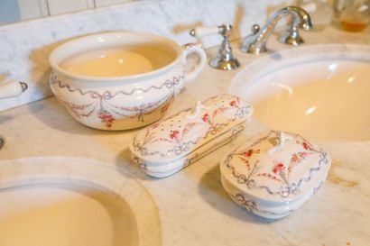 Nécessaire de toilette en faïence anglaise,...