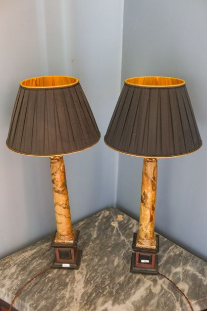 Paire de pieds de lampe en bois patiné faux...
