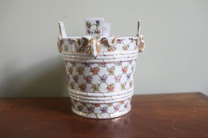 Cache-pot en porcelaine, décor floral polychrome,...