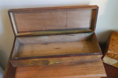 Lot de trois boîtes en bois (divers état...