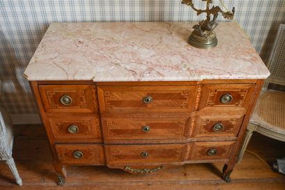 Commode à trois tiroirs en bois marqueté...