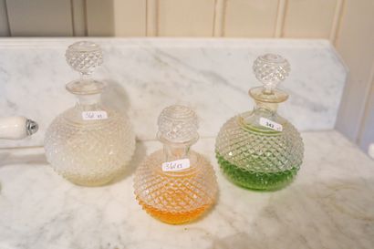Trois flacons en cristal, décor de pointes...