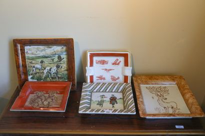 Trois vide-poches en porcelaine, décors polychromes...