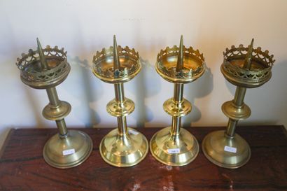 Suite de quatre pique-cierges anciens en...