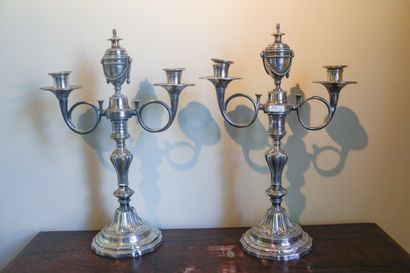 Paire de candélabres en métal argenté à deux...