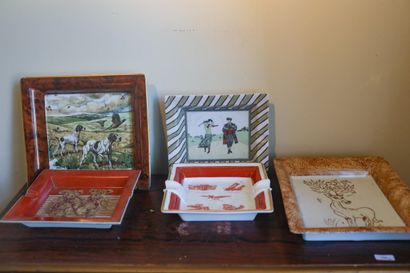 Trois vide-poches en porcelaine, décors polychromes...