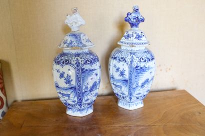 PAYS-BAS, DELFT, deux potiches couvertes...
