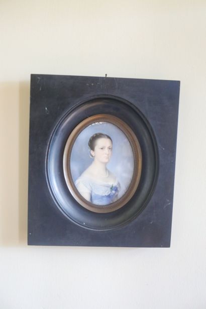 Ensemble de trois miniatures : deux portraits...