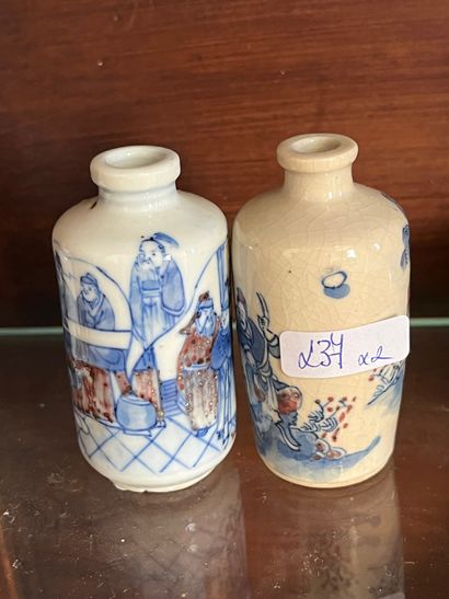 CHINE, deux tabatières : l'une en porcelaine...