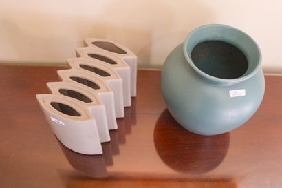Deux vases modernes : un vert (ht 19 cm)...