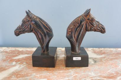 Paire de serre-livres aux têtes de cheval...