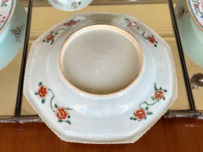 CHINE, famille verte, plat octogonal en porcelaine,...