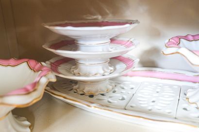 Lot de plats de service en porcelaine, décor...