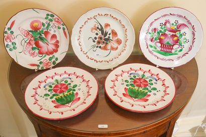 EST DE LA FRANCE, cinq assiettes en faïence,...