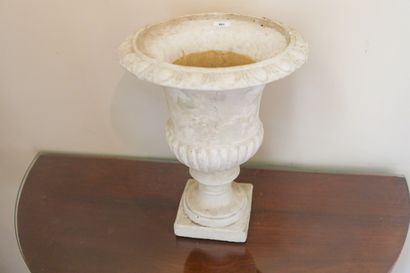 Vase Médicis patiné blanc, XXème, ht 32 ...