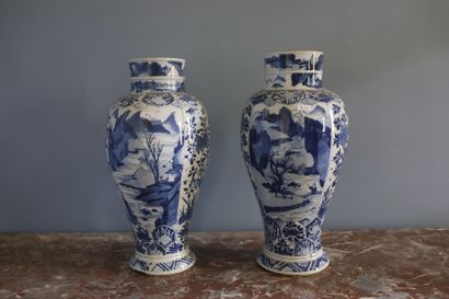 CHINE, paire de vases en porcelaine blanche,...