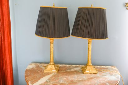 Paire de pieds de lampe en bronze doré, décor...