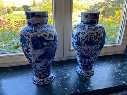 CHINE, paire de vases en porcelaine blanche,...