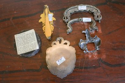 Lot de petits objets de curiosité en bois,...