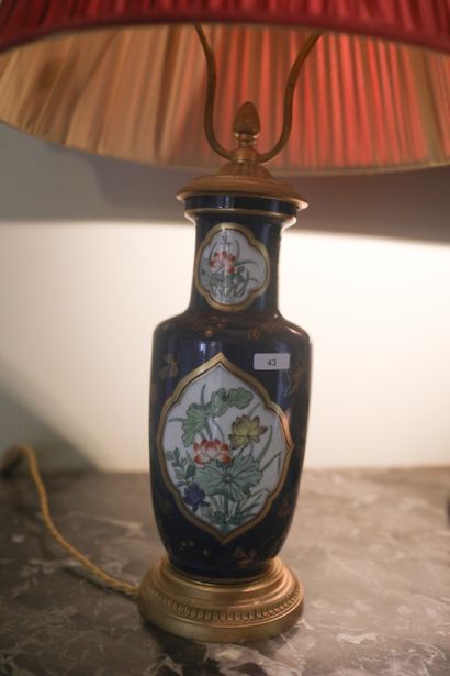 CHINE, vase en porcelaine monté en lampe,...